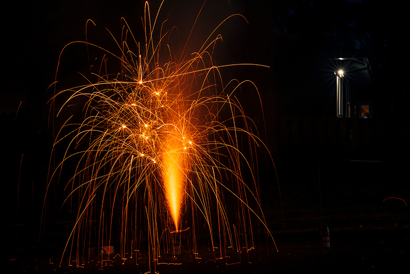 No sostengas fuegos artificiales encendidos en la mano